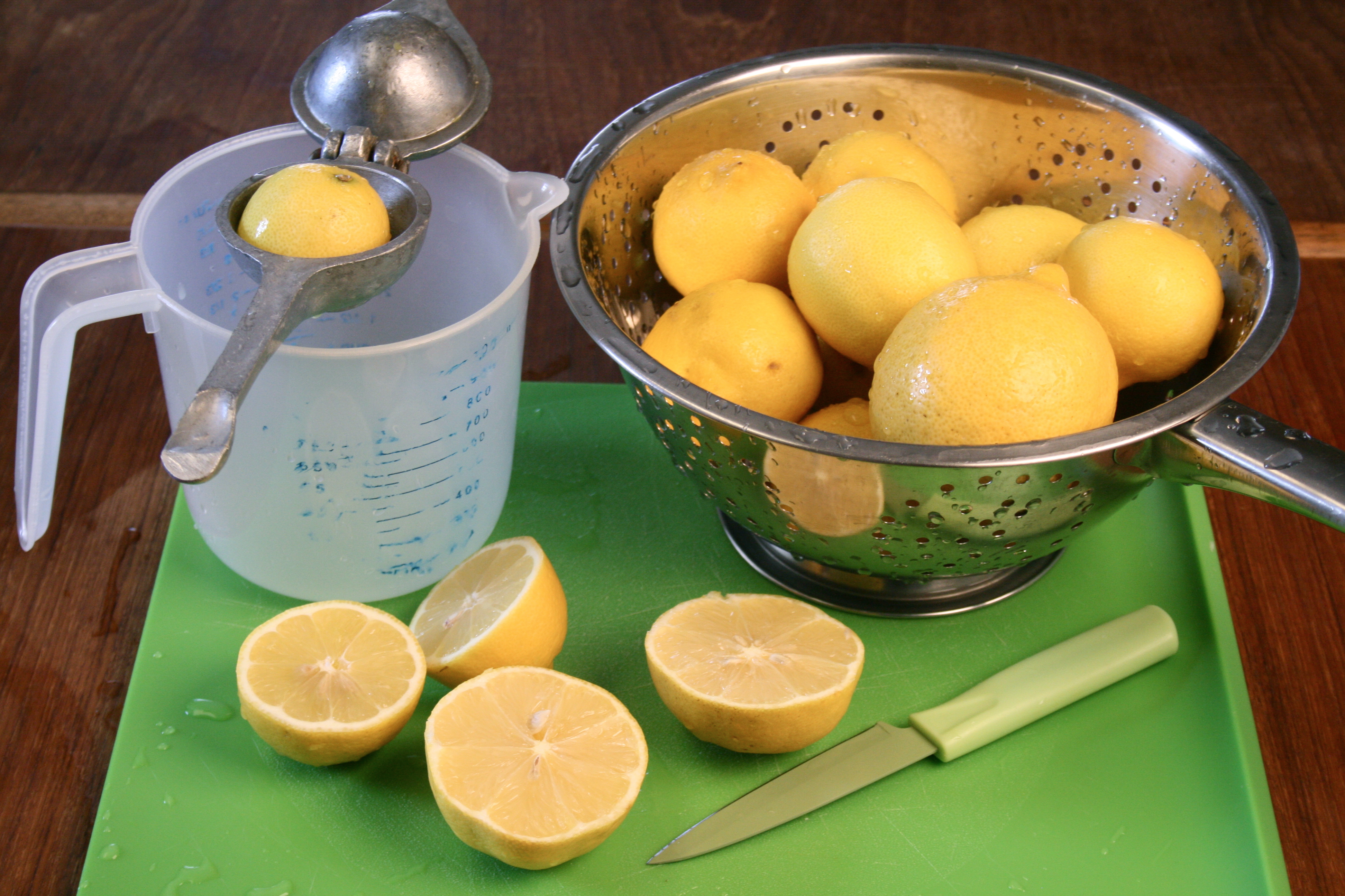 Сока лимона и 2. Лимонный сок. Свежеотжатого сока лимона. Свежевыжатый сок лимона. Лимонный уксус.